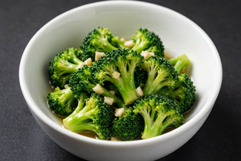 Brócolis com Alho (蒜蓉西兰花) – Verde Vivo e Aromático