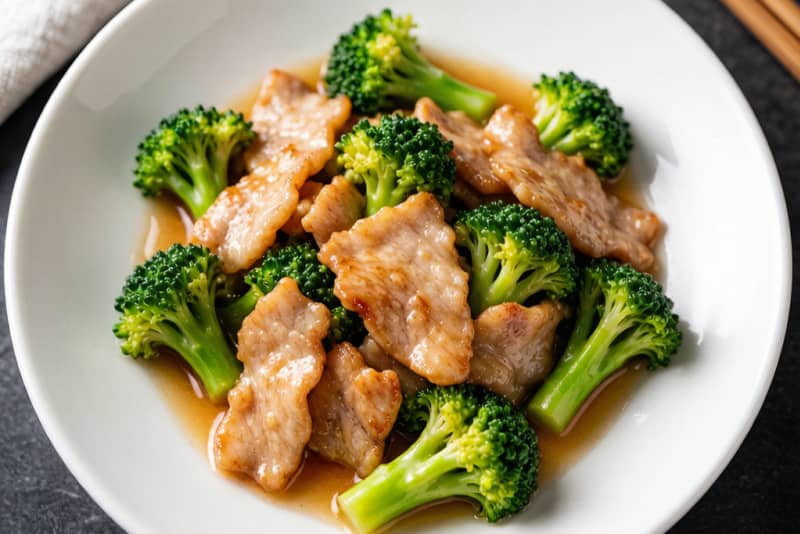 Porco com Brócolis (西兰花肉片) – Fatias Tenras e Verdes
