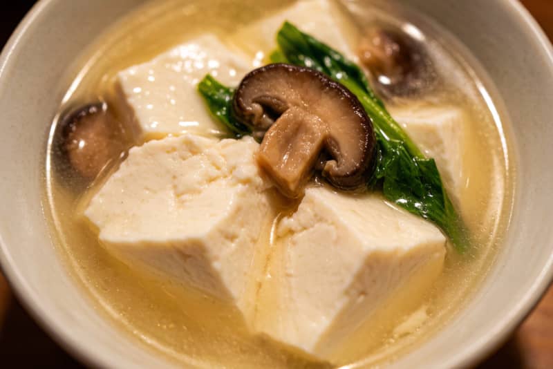 Sopa de Tofu com Cogumelos (豆腐菌汤) – Tofu e Cogumelos em Caldo Claro