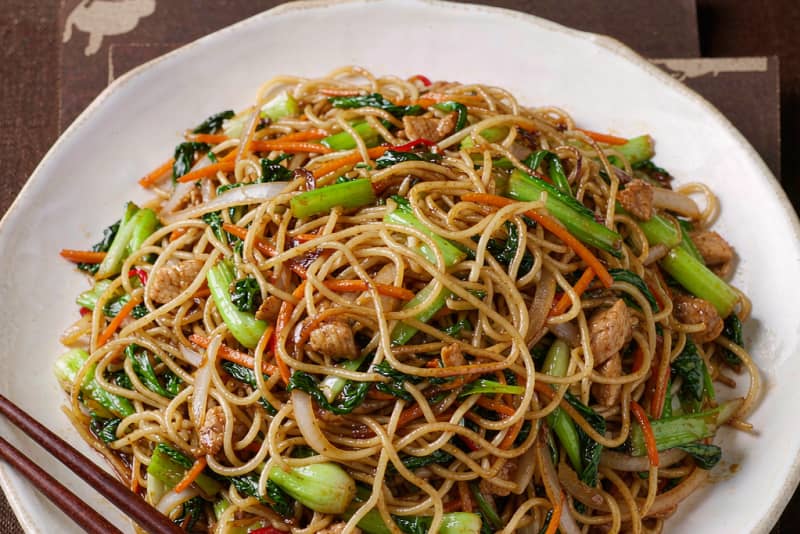 Macarrão Chow Mein (炒面) – Frito e Saboroso em 20 Minutos