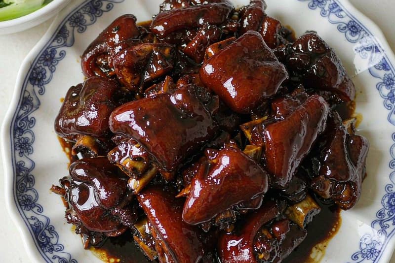 Pé de Porco Braseado (红烧猪蹄)