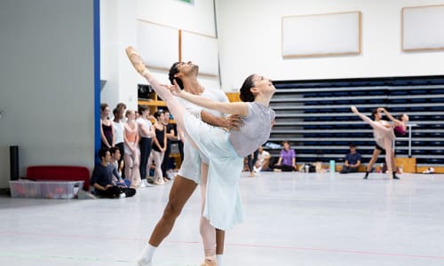 (Katia learned Cranko’s Juliet as part of MCB’s 2010/11 season and has performed Jorge Amarante’s Romeo and Juliet in Mexico. This is Isadora’s first time learning the role.)