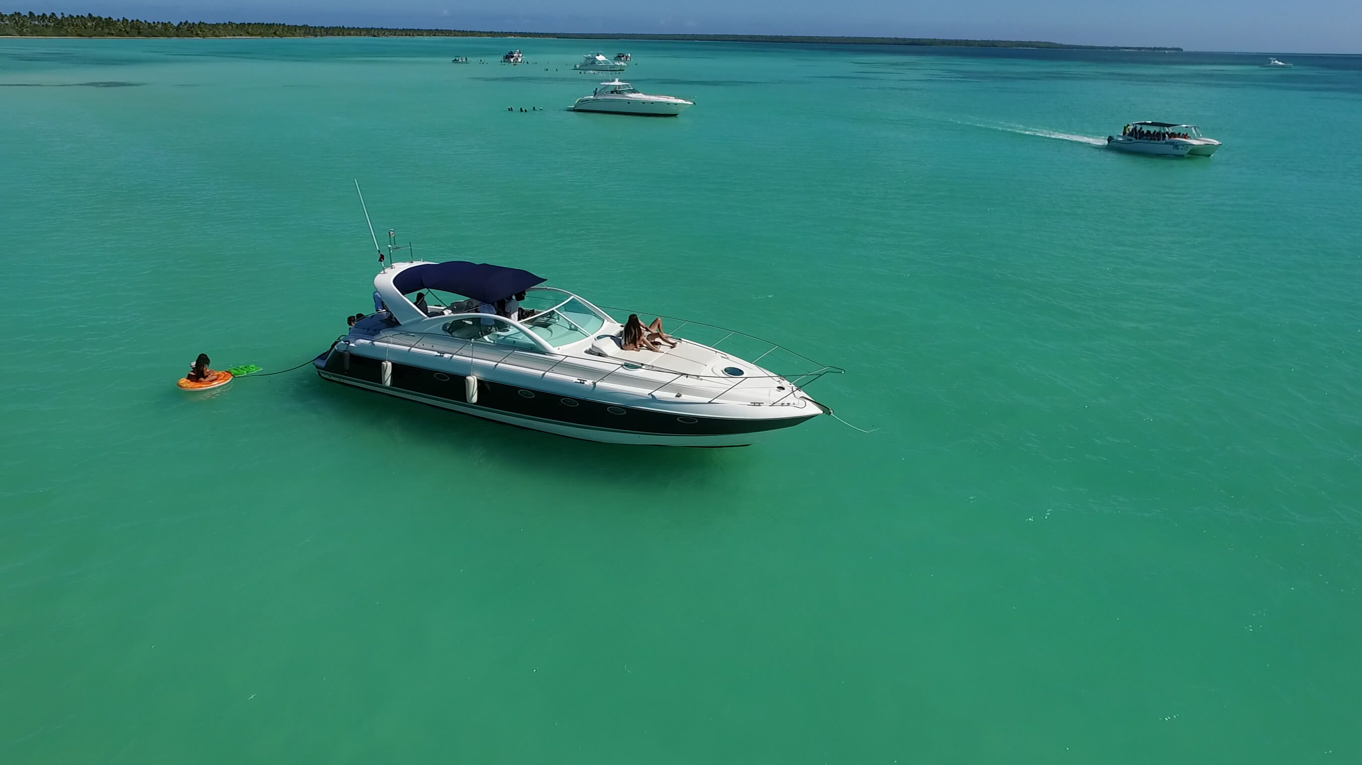 imagen de yate en playa palmilla, republica dominicana