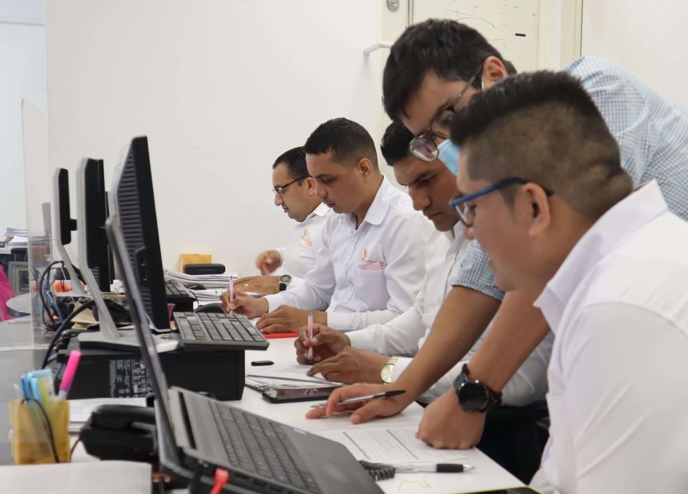 https://res.cloudinary.com/microfinanzasalcaravanarauca/image/upload/v1637153617/large_trabajando_389a421c48.jpg