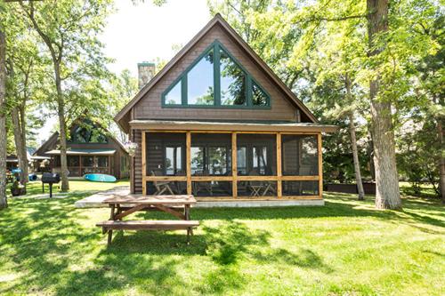 Facade of a lakefront cabin.