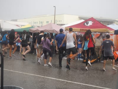 Crowd-Rain-(6).JPG