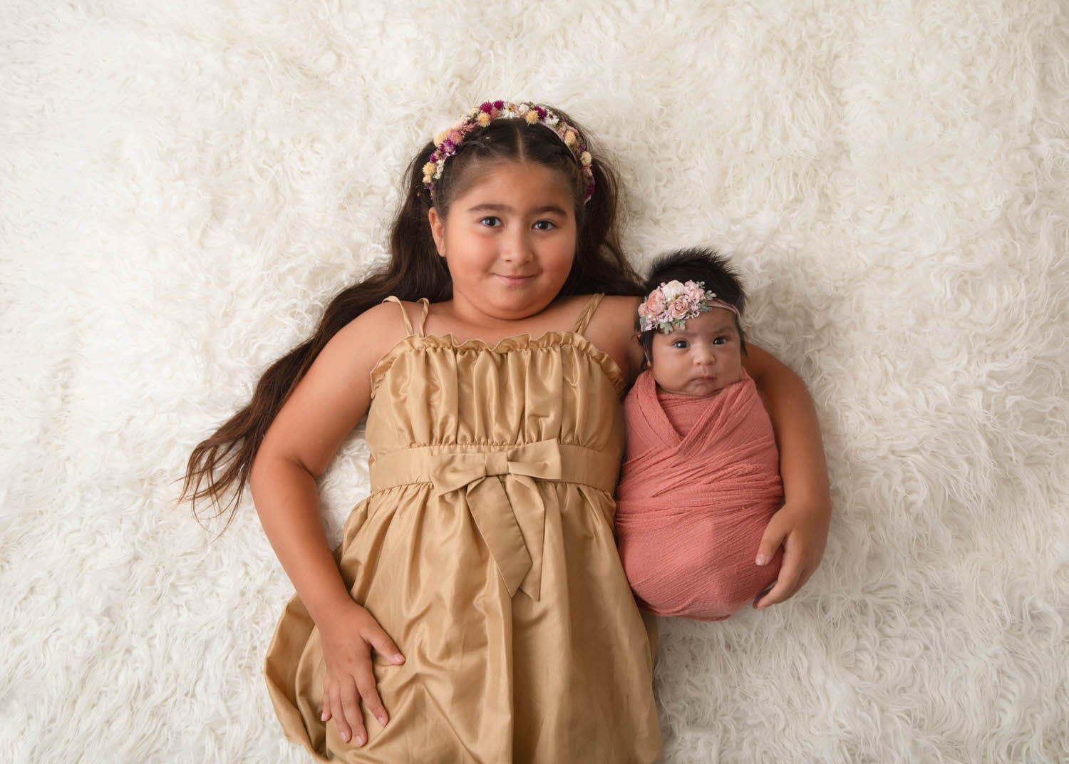 6 YO girl with her new born sister. Both awake.