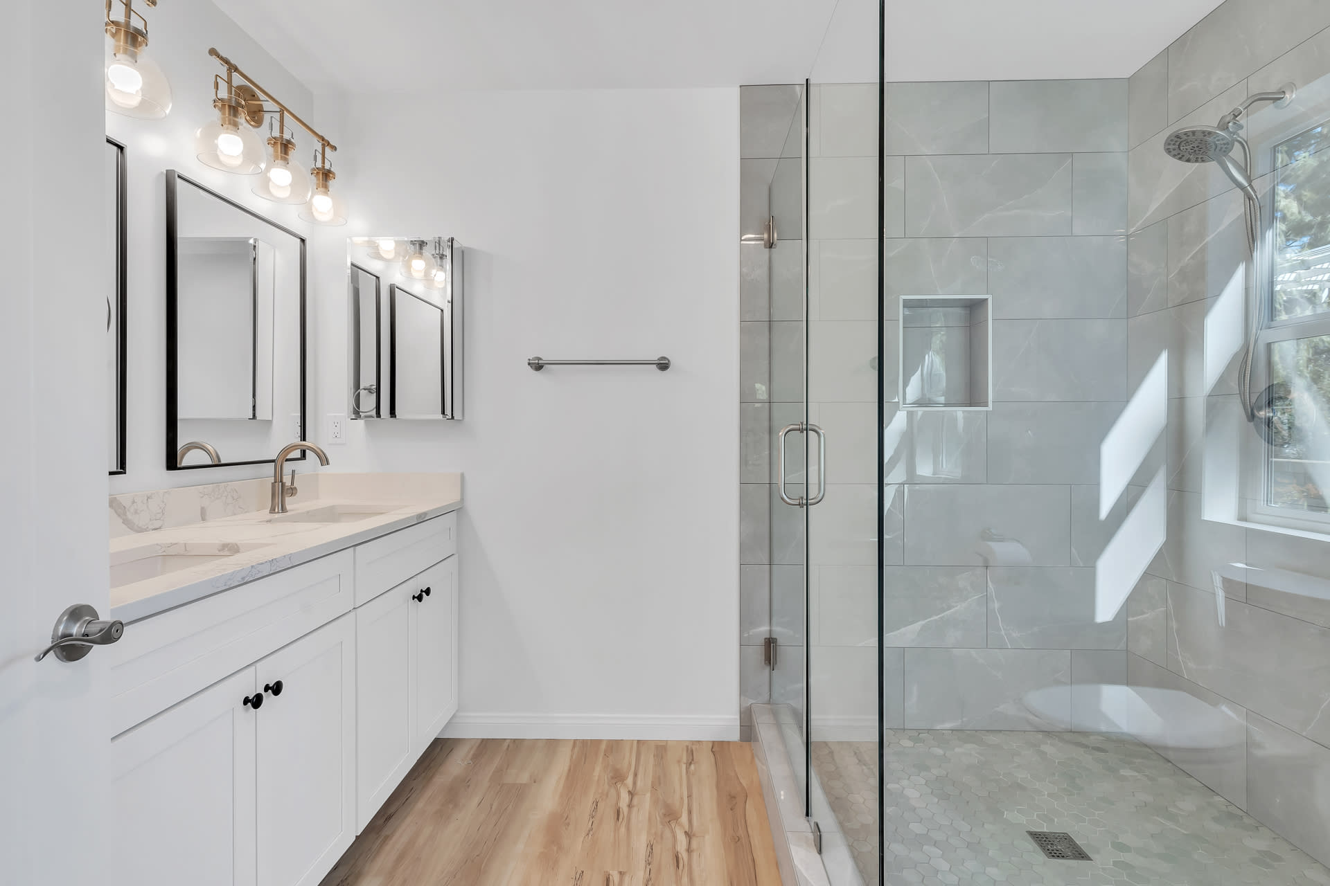 1BR1BA 600 Sqft ADU in Vista - Bath with Tiled Shower