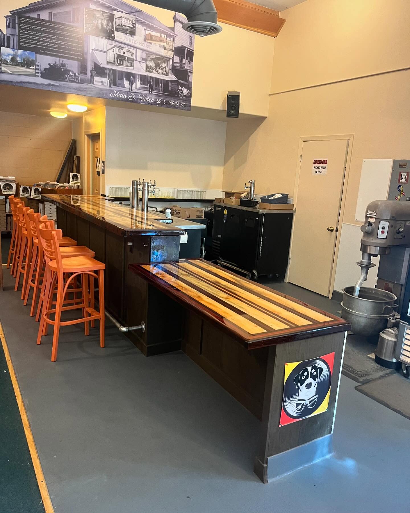 Flying Dog Wood Fired Pizza & Vinyl - Bar