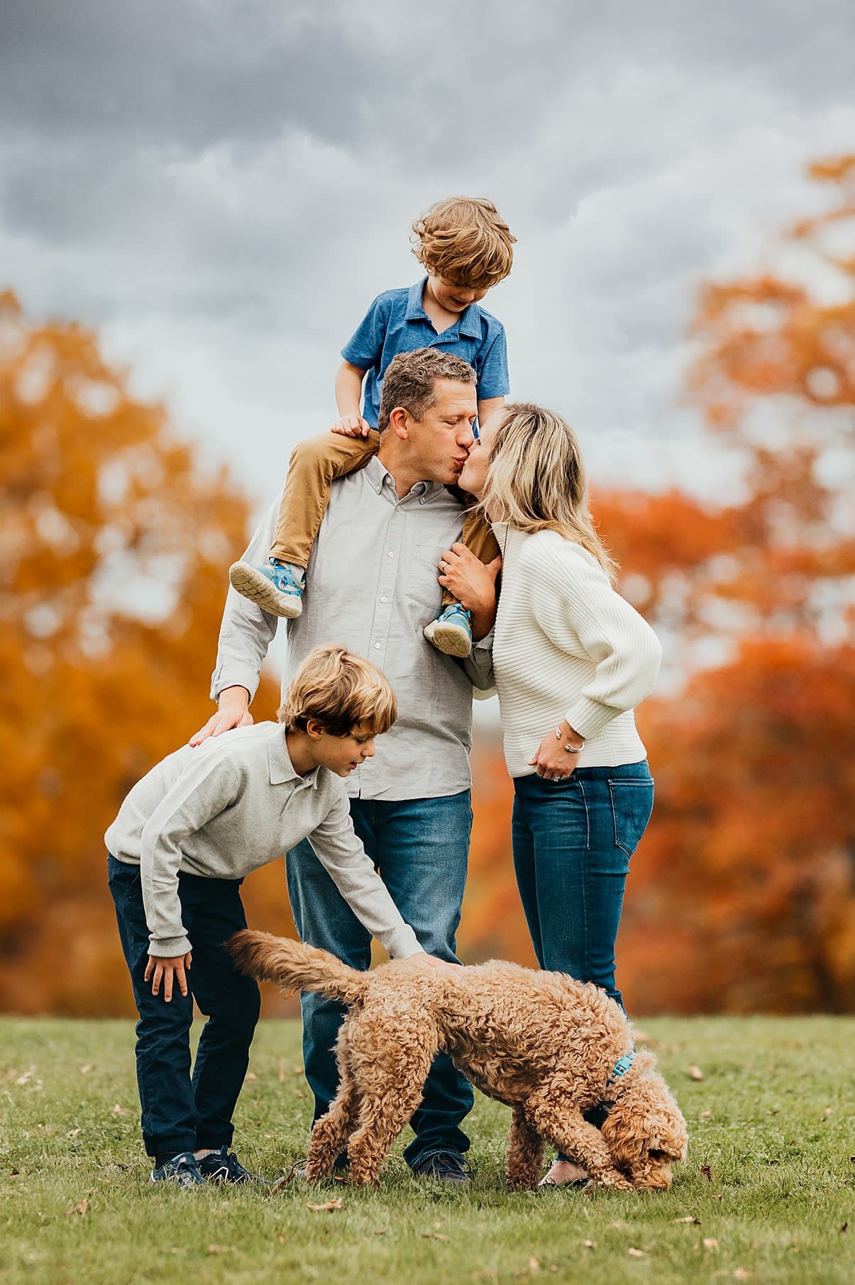 Fall Family Session of four and a dog by Helena Goessens Photography.