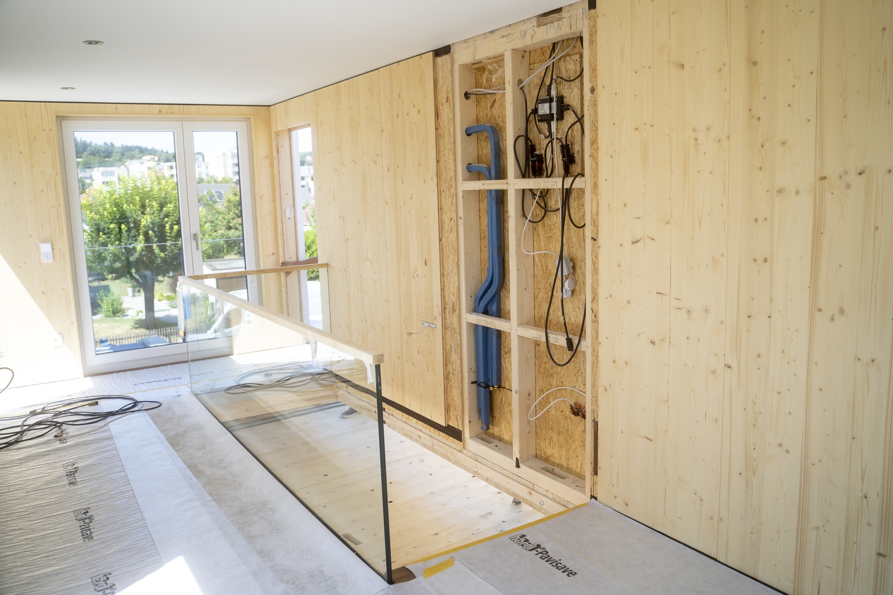Innenraum mit Gebäudeinstallation und Kabelverlegung an Decke und Wand