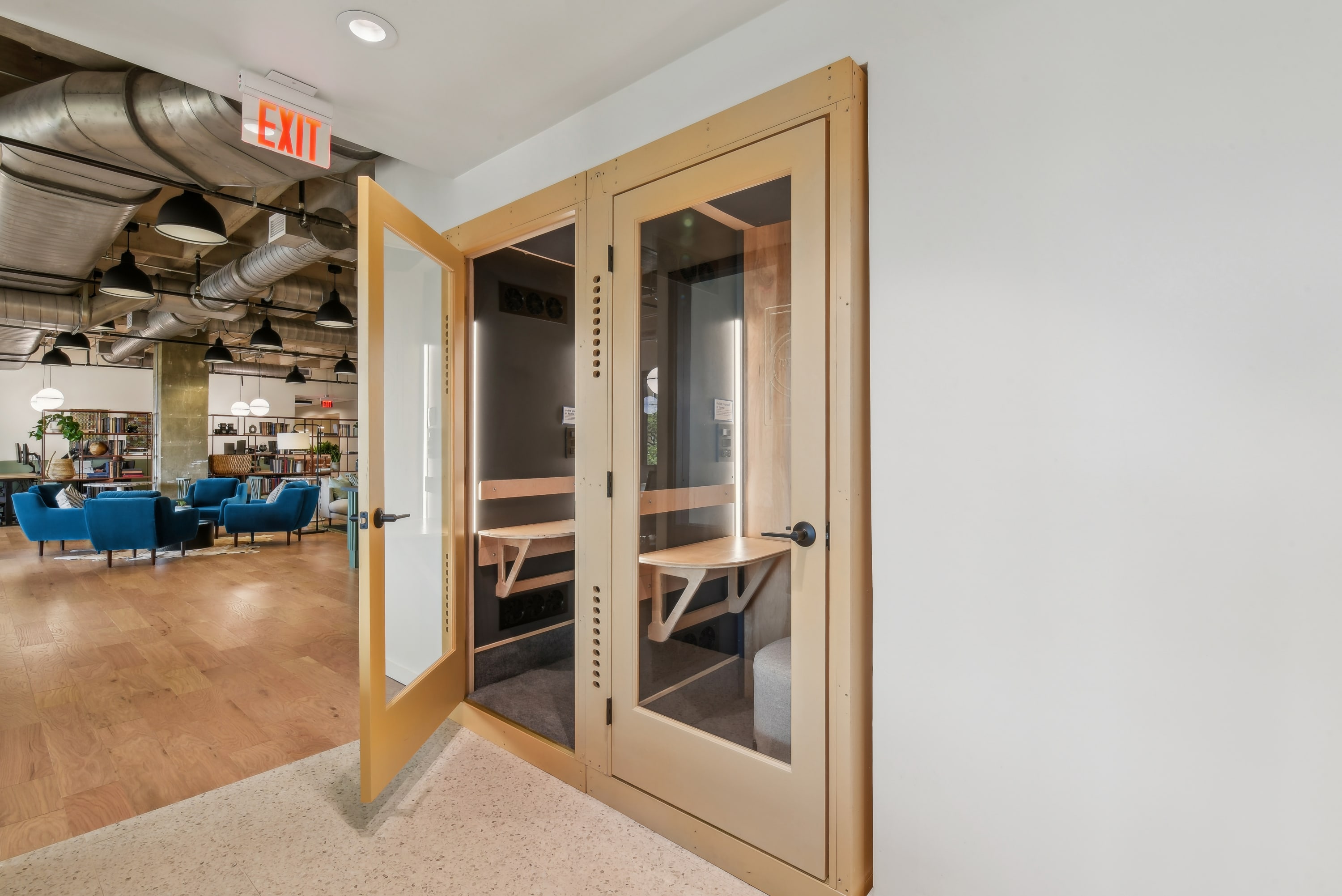 Common Desk - Travis Park Plaza