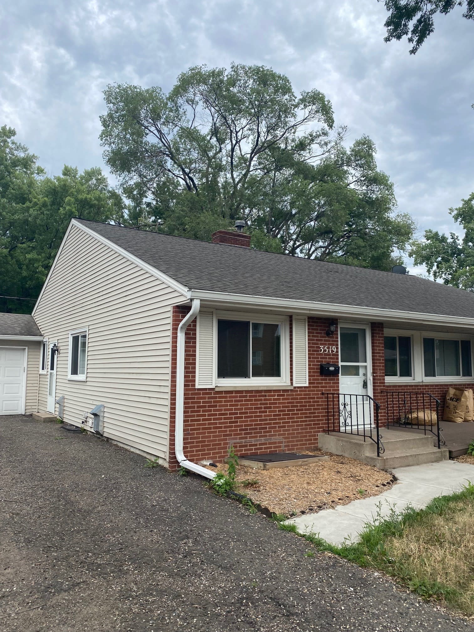 Duplex Lower level room for rent in St Louis Park