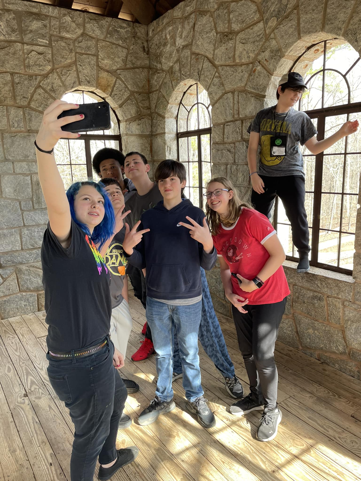 7 teenagers posing for a selfie