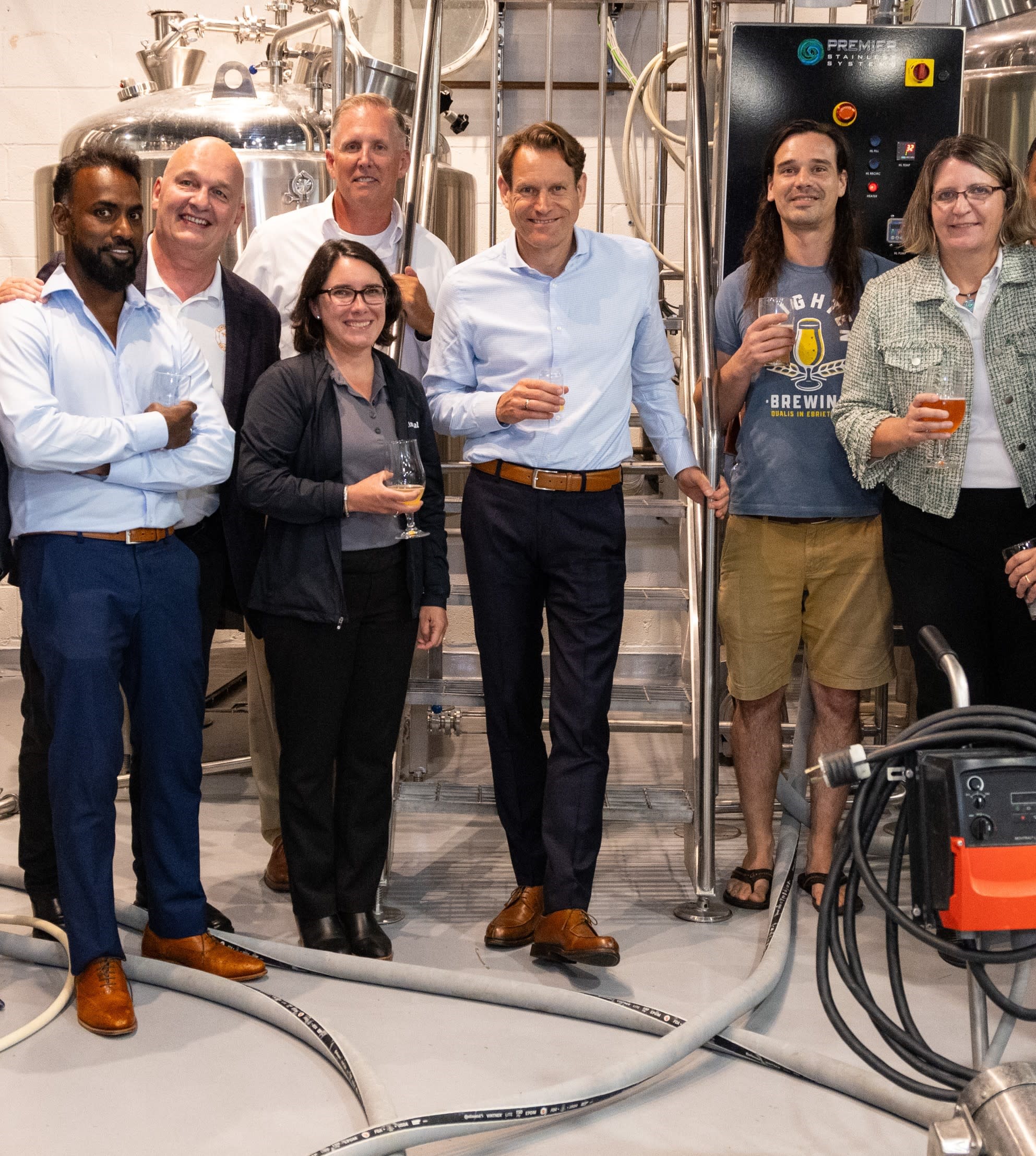 Continental CEO (center) Ohio customer visit