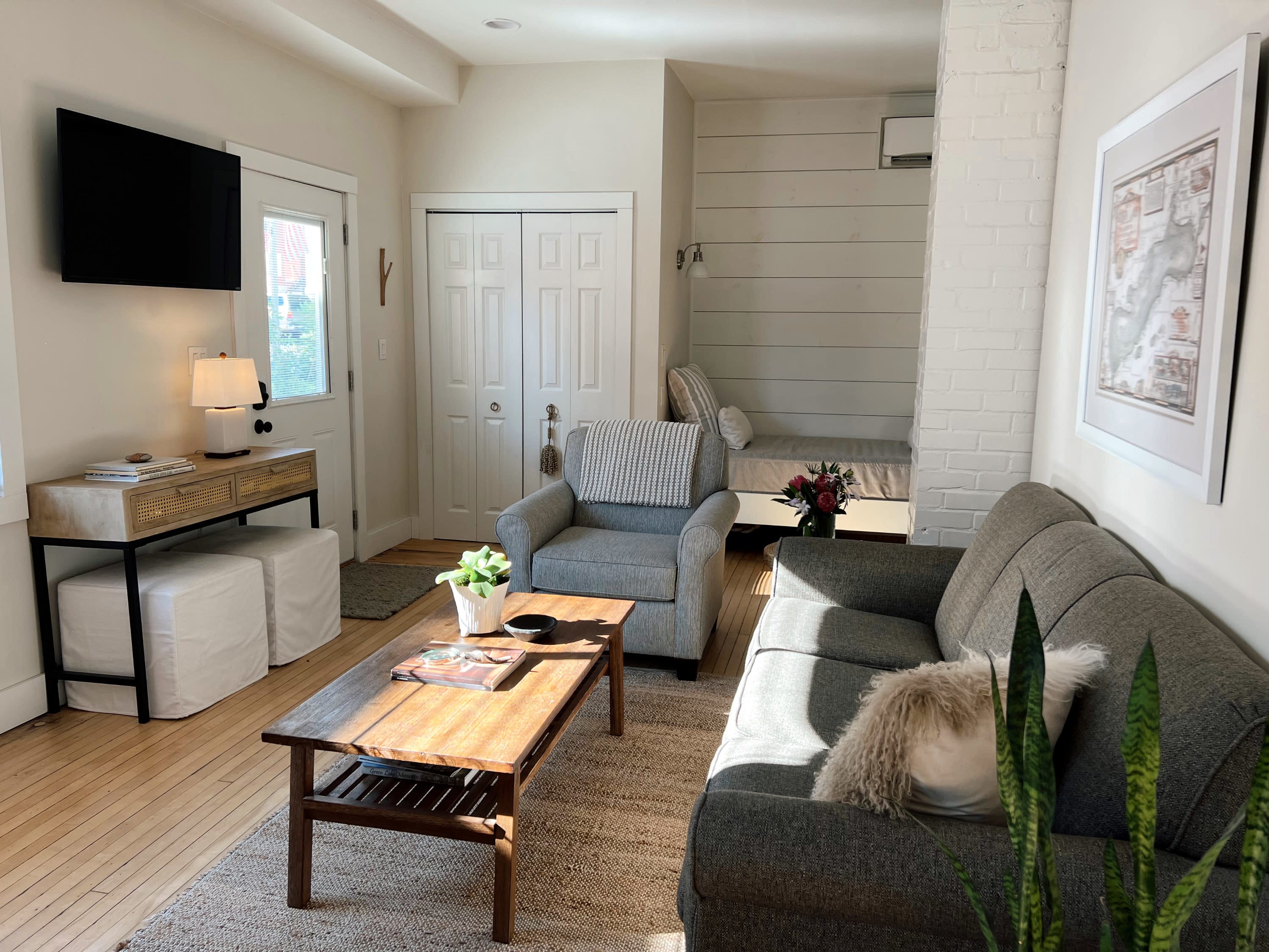 Familyroom with pull out sofa bed