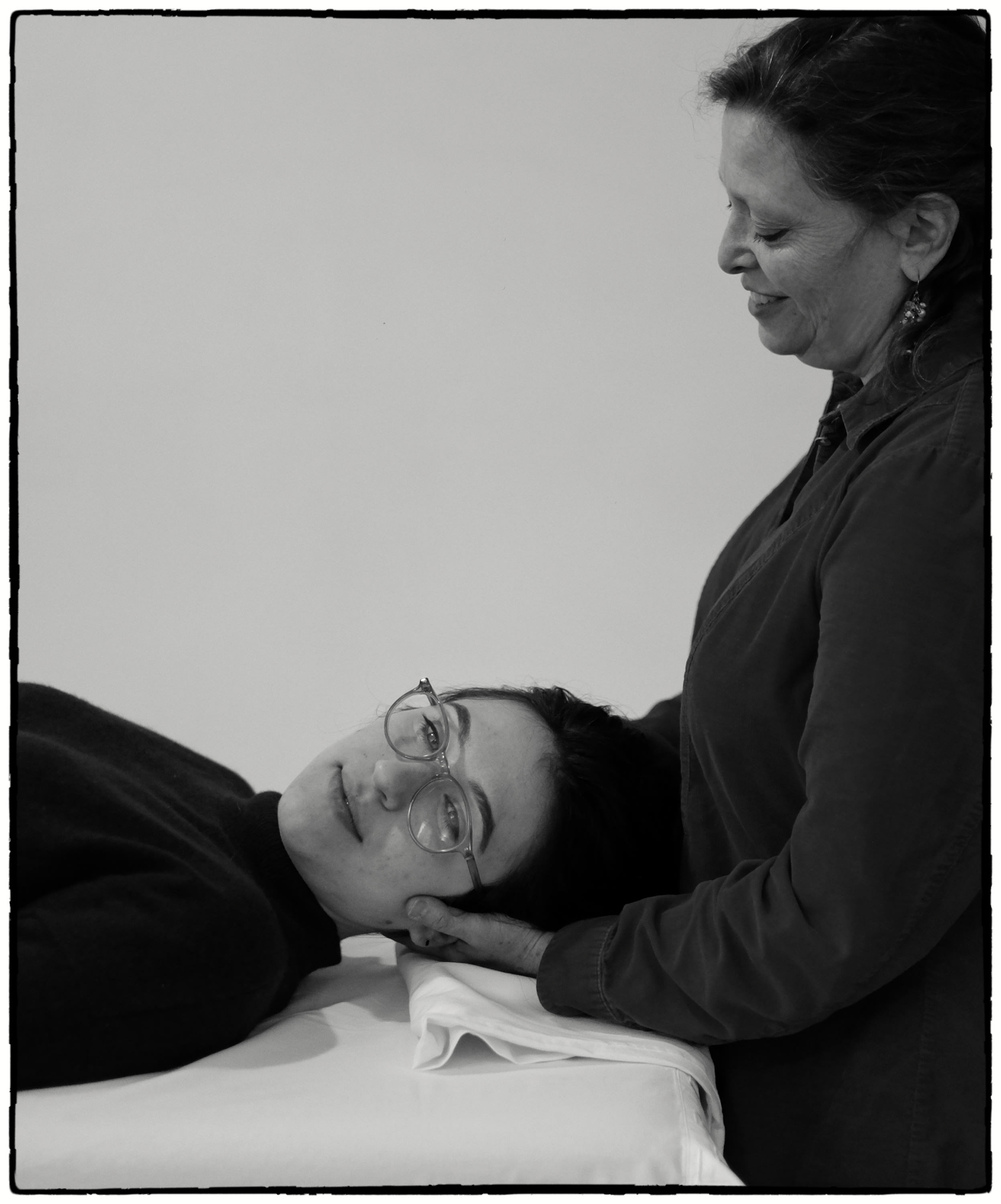 Encouraging student's head to turn with a free neck