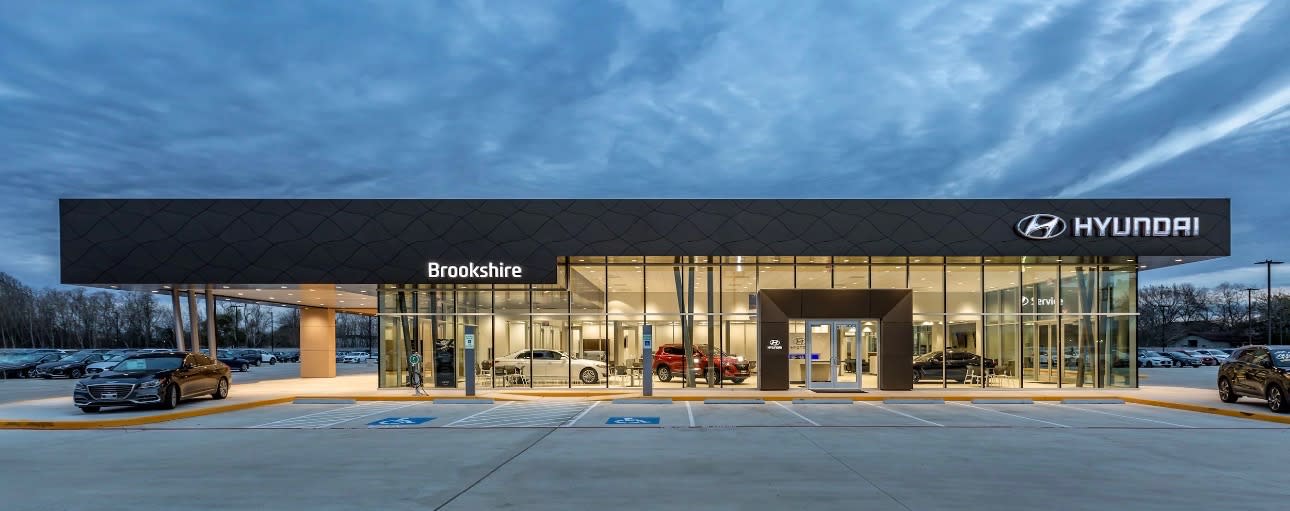 Exterior of Brookshire Hyundai dealership in Brookshire, Tx, featuring new Hyundai cars, modern showroom