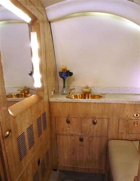 Hawker 800XP Serial Number 258419 - Lavatory View