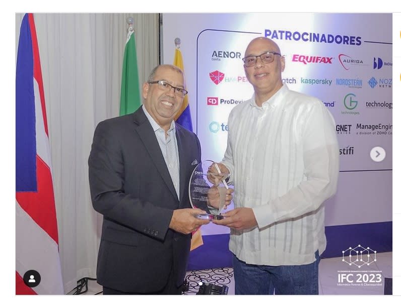 Recibiendo un reconocimiento por nuestro aporte a la Ciberseguridad de RD