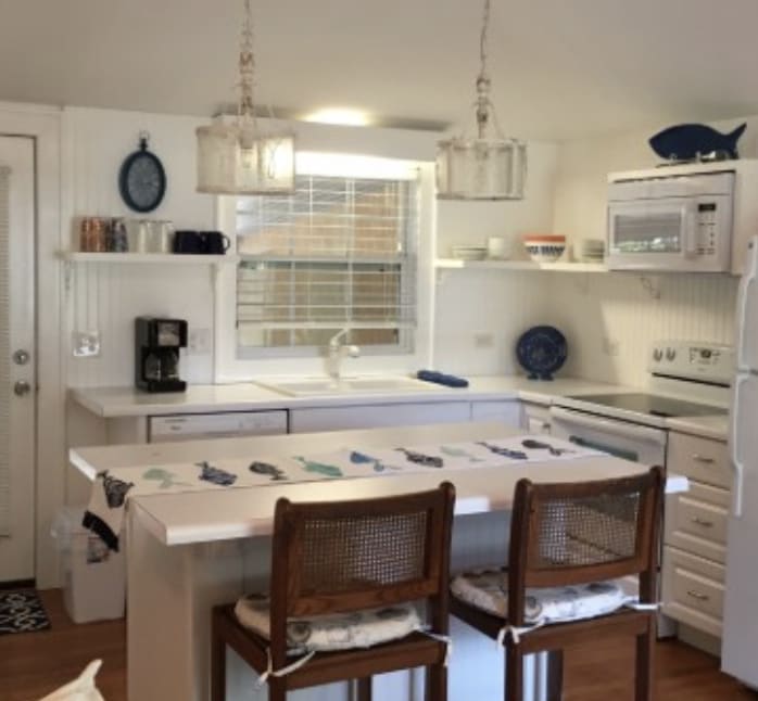 Cottage in downtown Darien