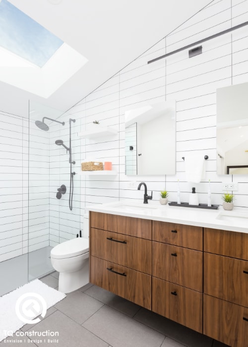 ensuite bathroom with skylight