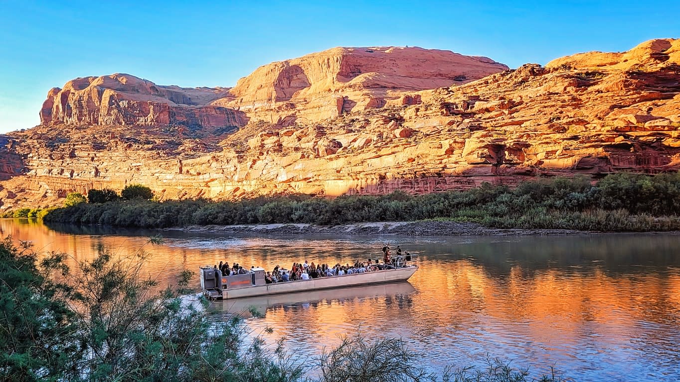 Musician performing live on the boat during the UnWine’d and Dine tour