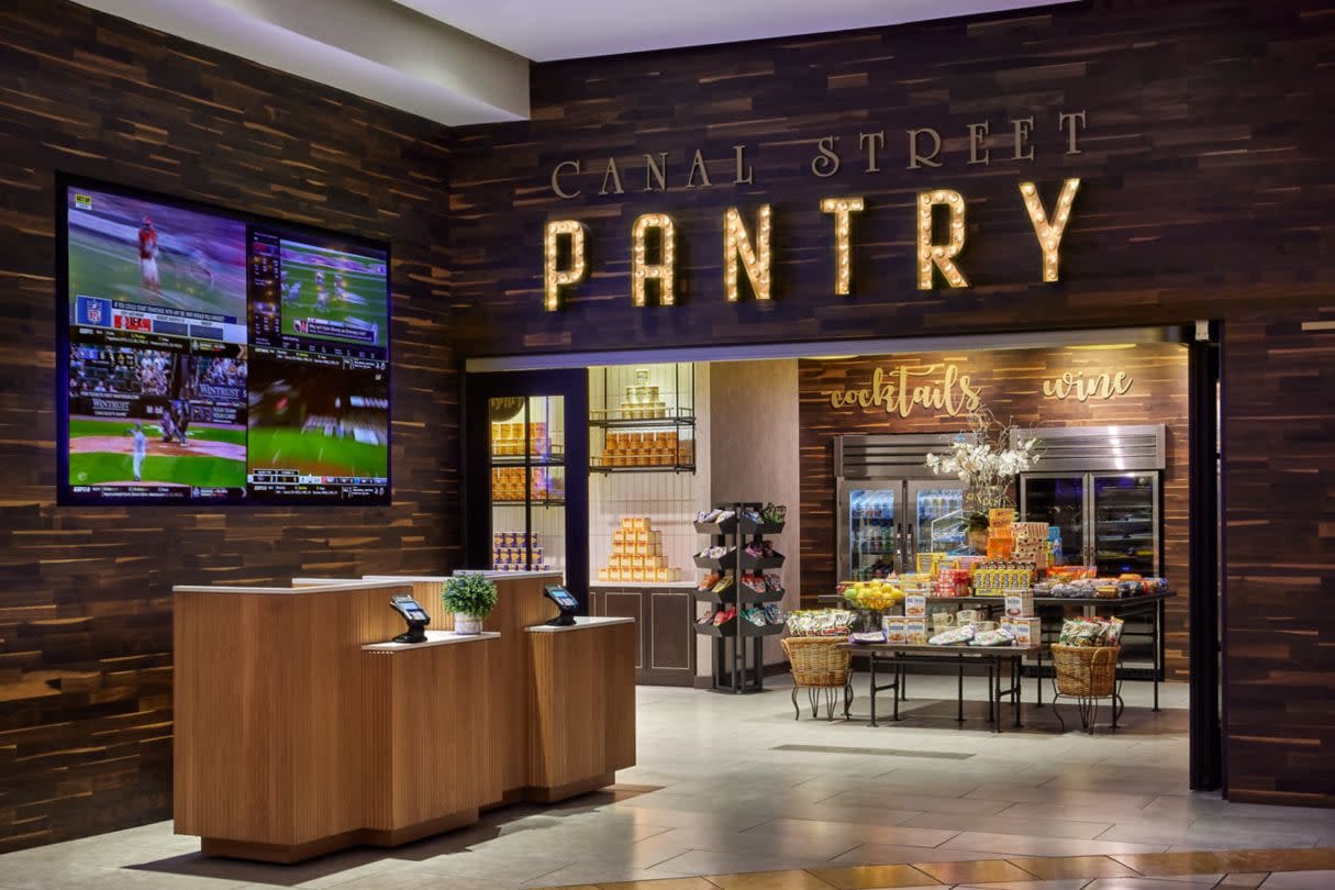 Photo inside New Orleans Marriott: entry from lobby into Canal Street Pantry, a market to get snacks, candy, beverages & more