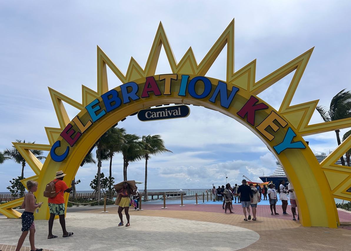 Half-sun-shaped arch that says "Celebration Key"