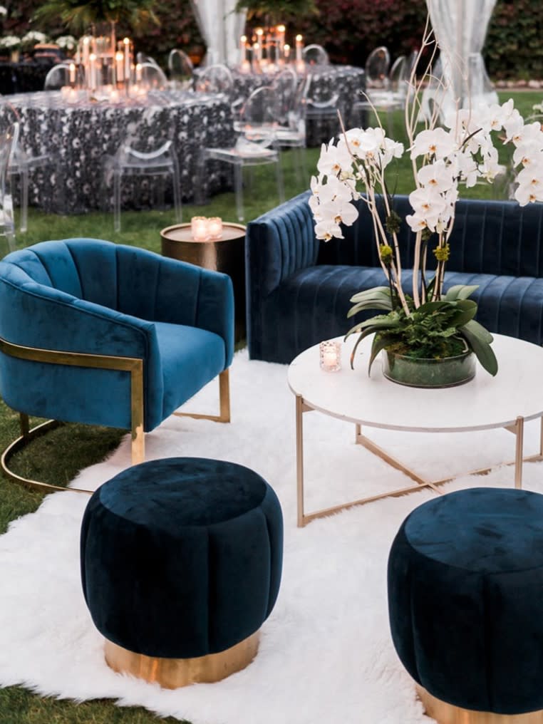 Mixture of soft and table seating at upscale event