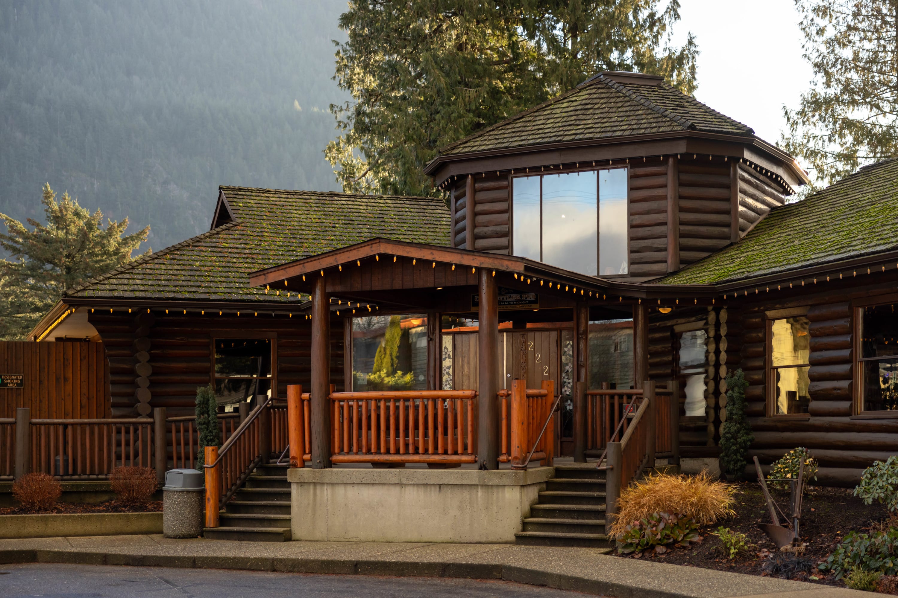 Put with patio and lakeview dining