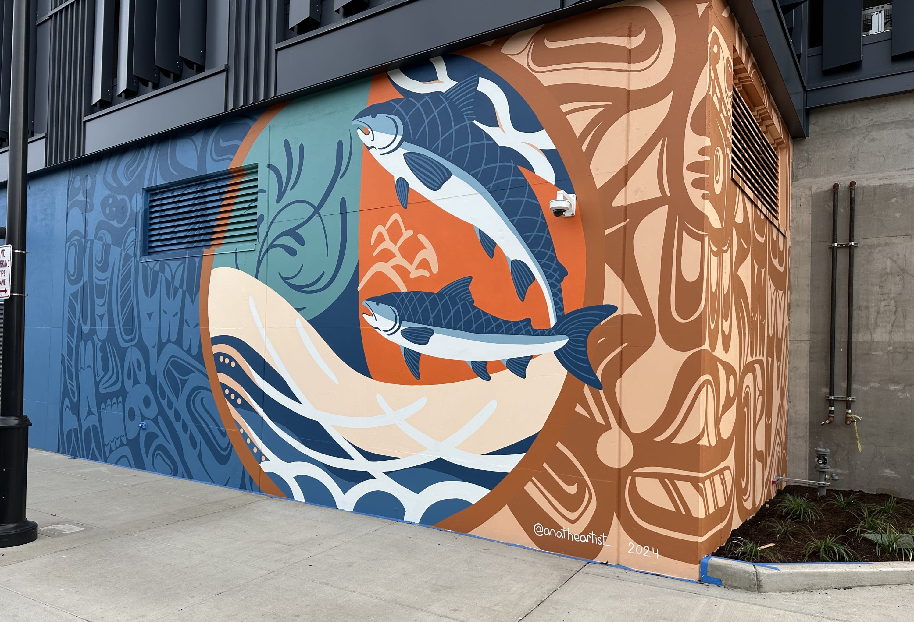 Native inspired mural with two chinook salmon in the middle.