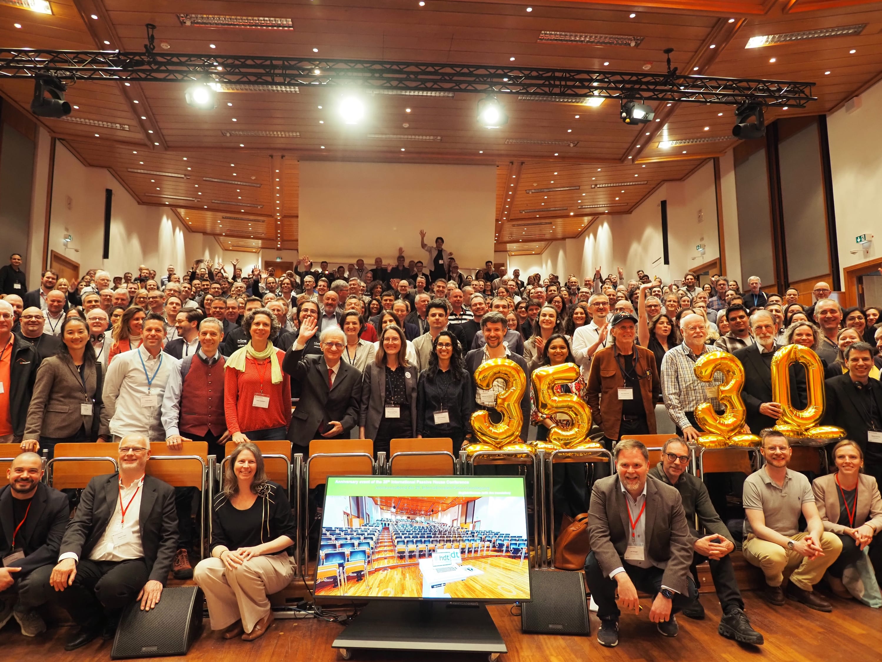28_Internationale_Passivhaustagung_Gruppenfoto_Jubiläum_30_35_Jahre_Copyright_Passivhaus_Institut