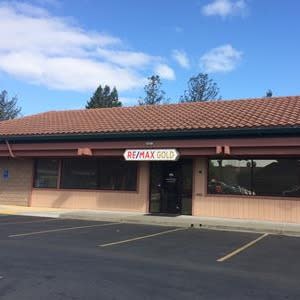 Re/MAX Gold building front with blue sky