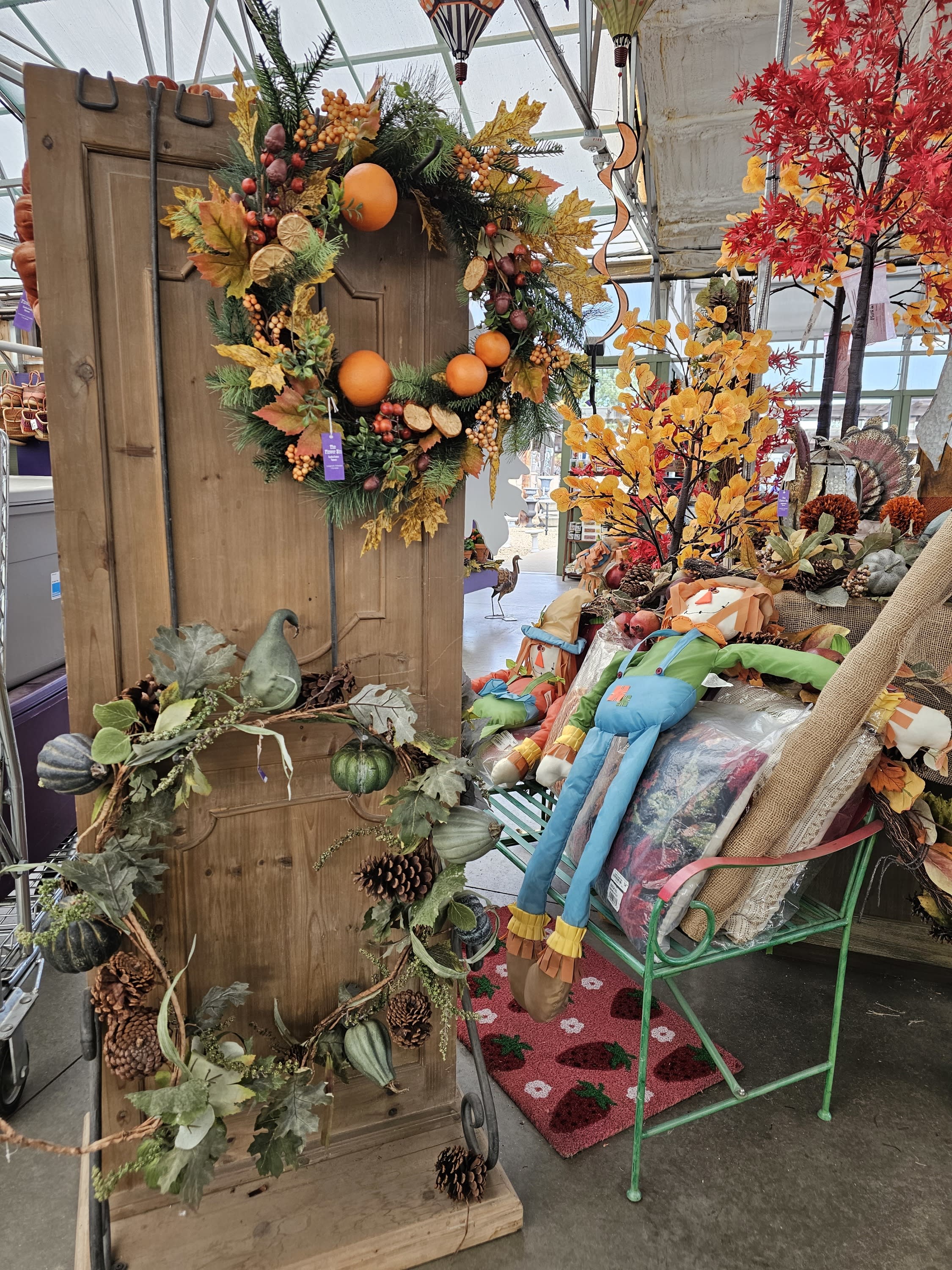 Autumn decor and gifts in the flower bin's gift house