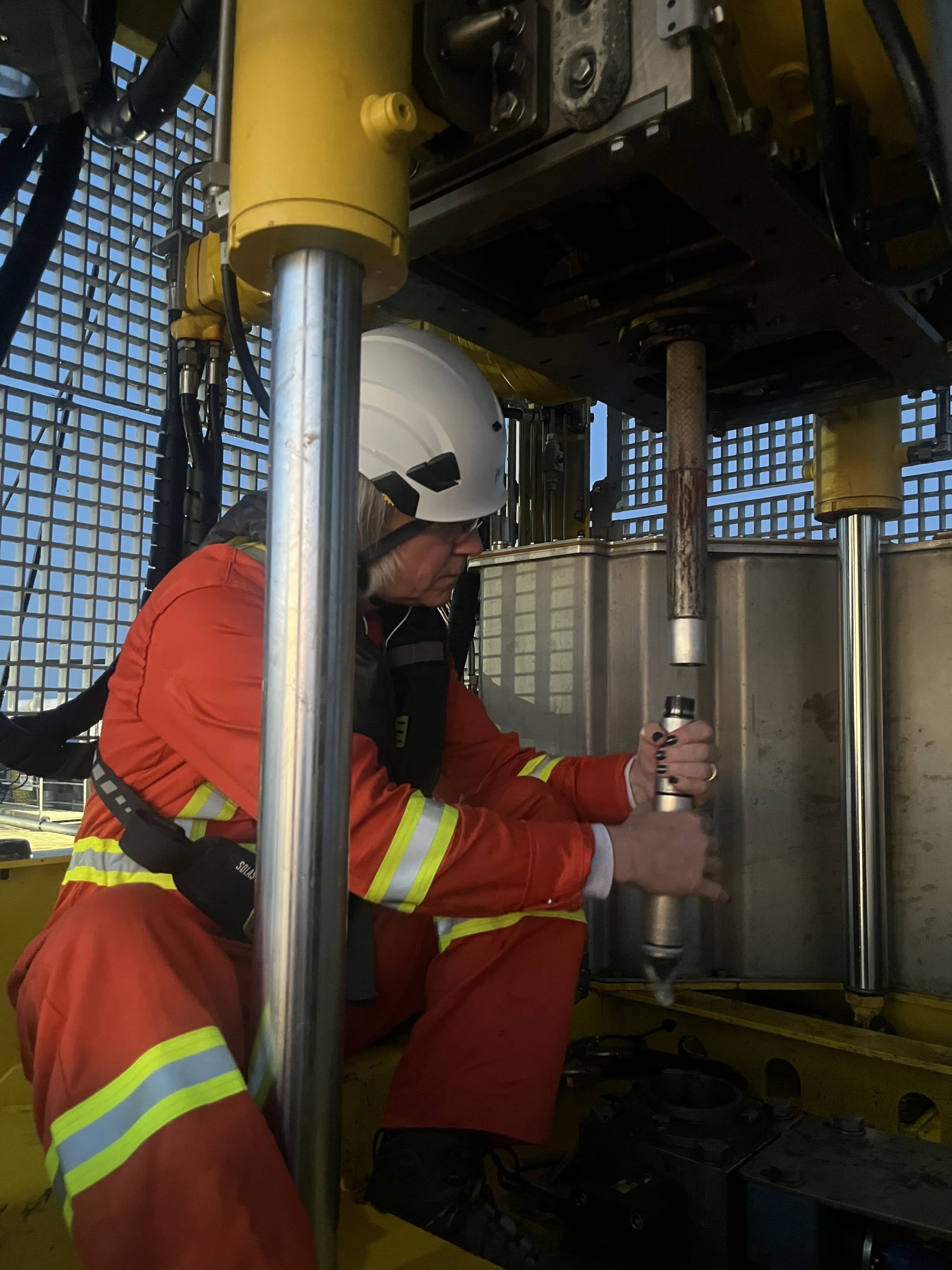 Vista Clara Engineer installing the lower section of a Harpoon tool prior to deploying the drilling machine to the seabed.