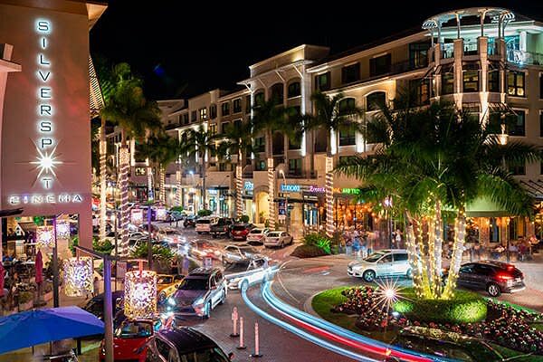 photo of roundabout at Mercato, Naples, at night