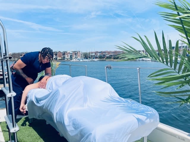 Floating Kneads massages