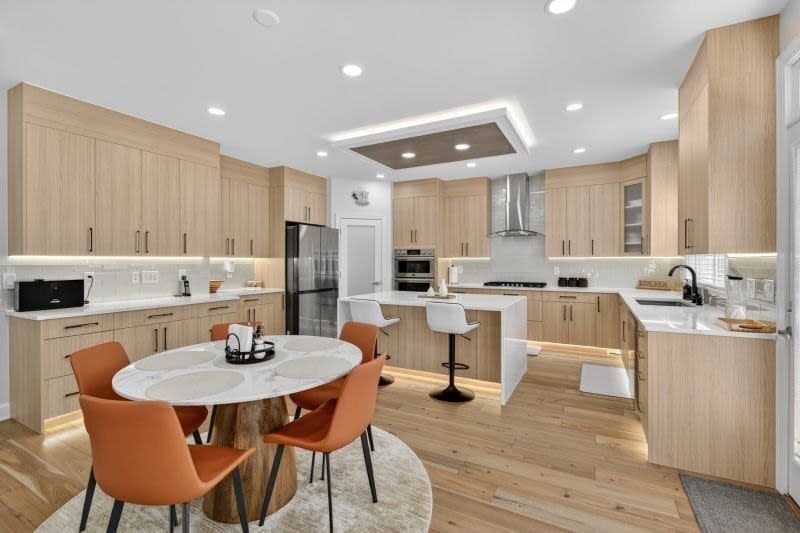Kitchen cabinet in Natural Oak Color