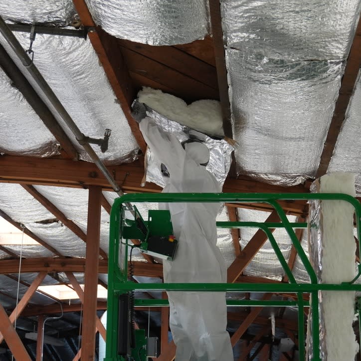 Foil-faced insulation installation for improved thermal performance