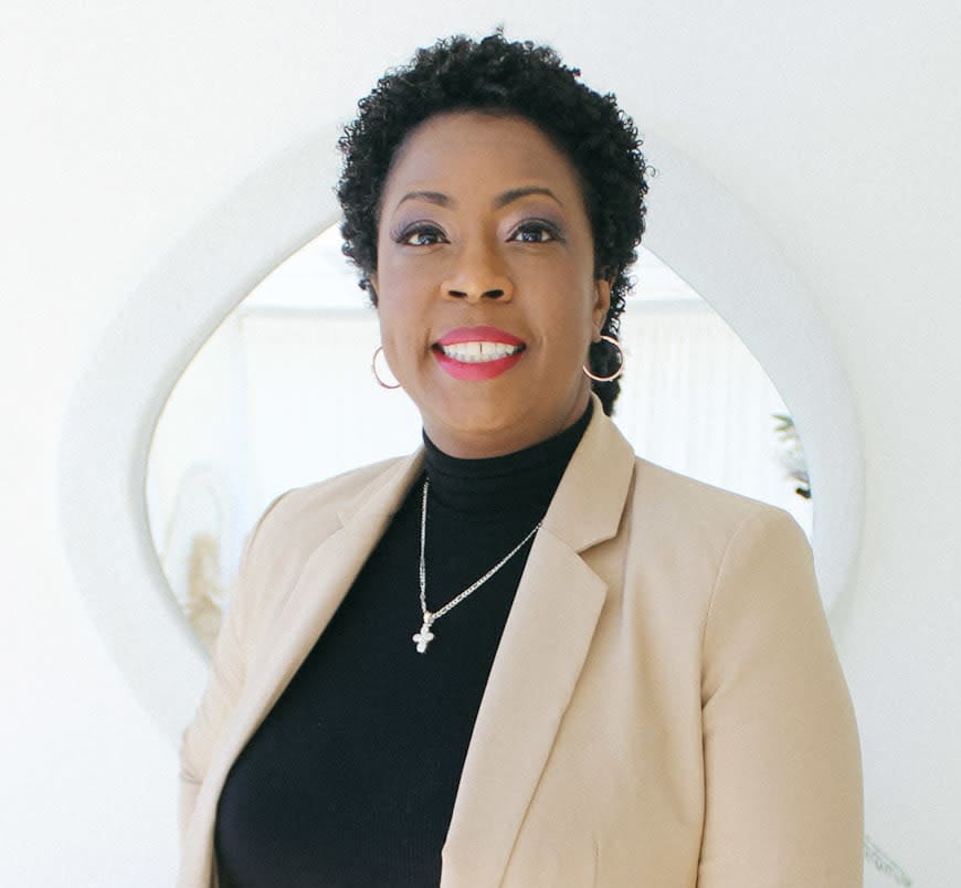 Tracy Thomas Headshot