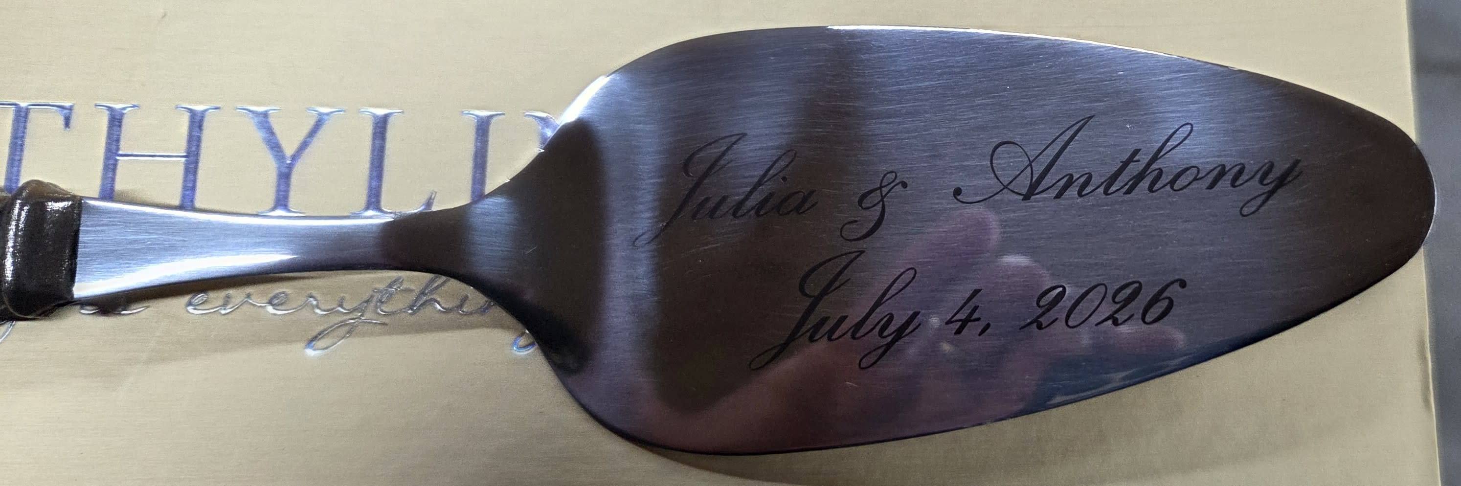 Laser marked cake lifter