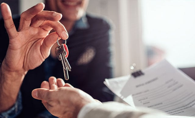 Handing_Keys