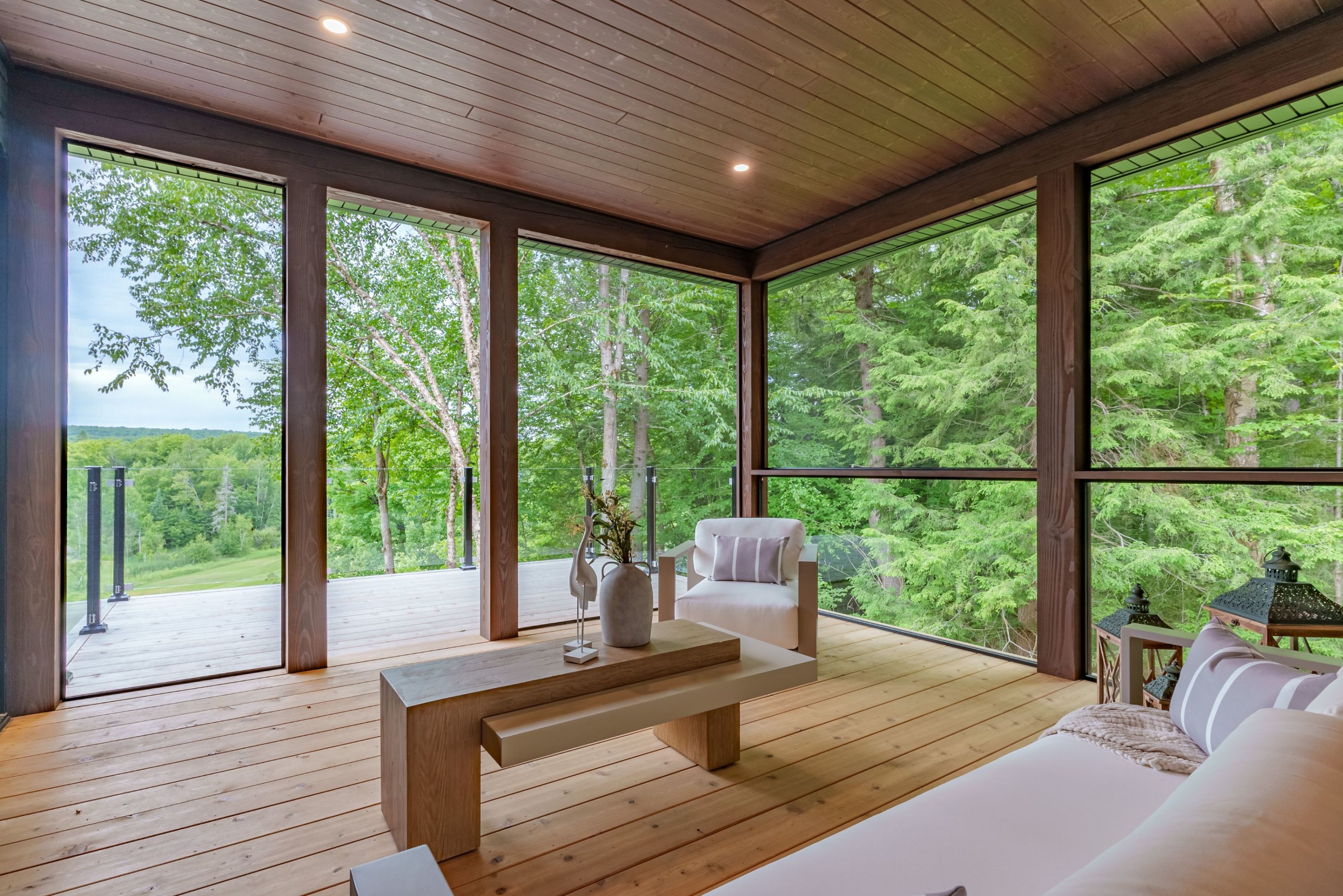 A room with a large window

AI-generated content may be incorrect.