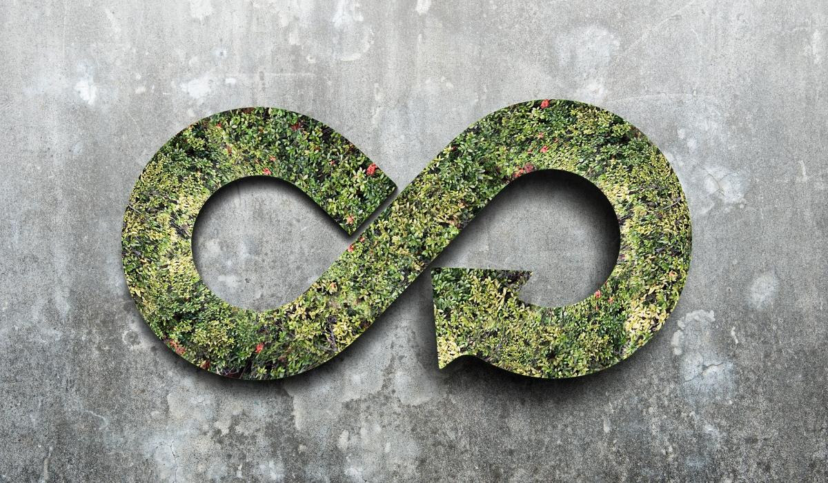 Image of a logo for the circular economy featuring a stylized infinity symbol with an arrow on a gray background.