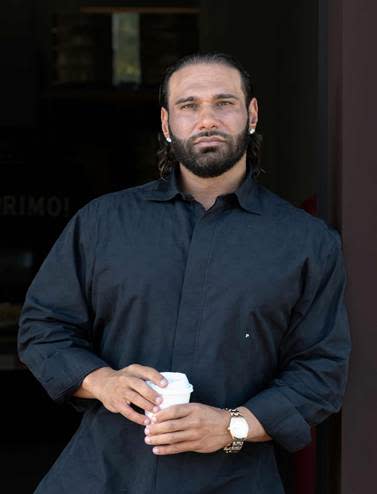 A person holding a cup
AI-generated content may be incorrect.