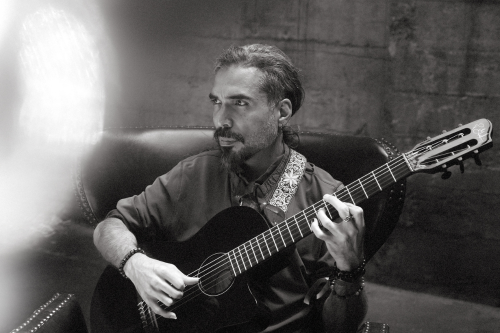 Black and white picture of man with guitar