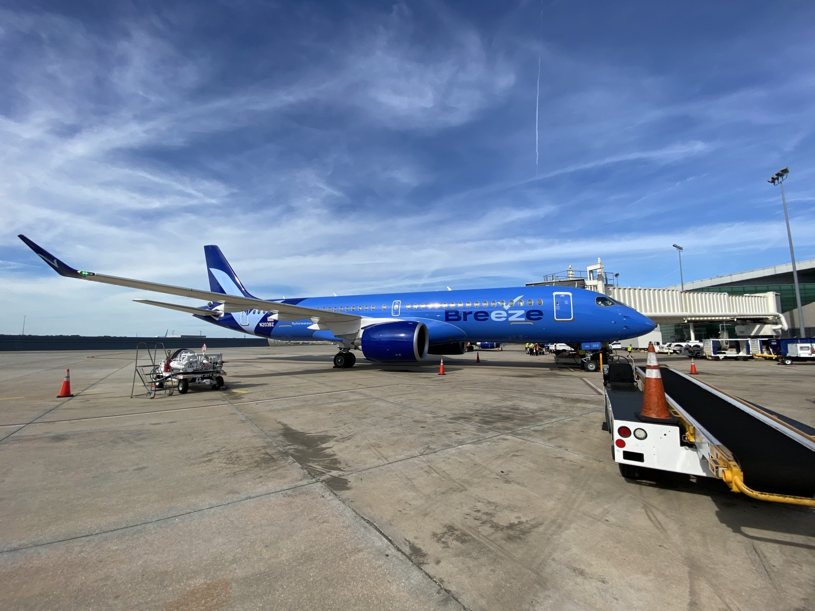 Breeze new A220 delivery to TPA
