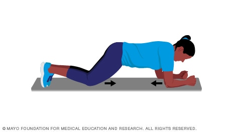Persona haciendo un ejercicio modificado de plancha para fortalecimiento del tronco
