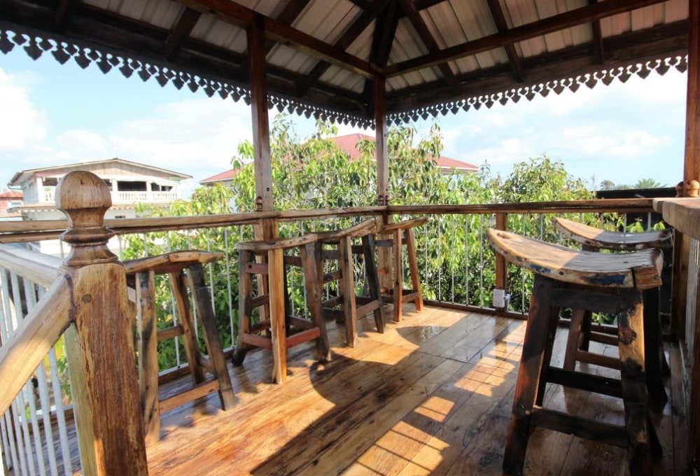 Die Dachterrasse mit Bar